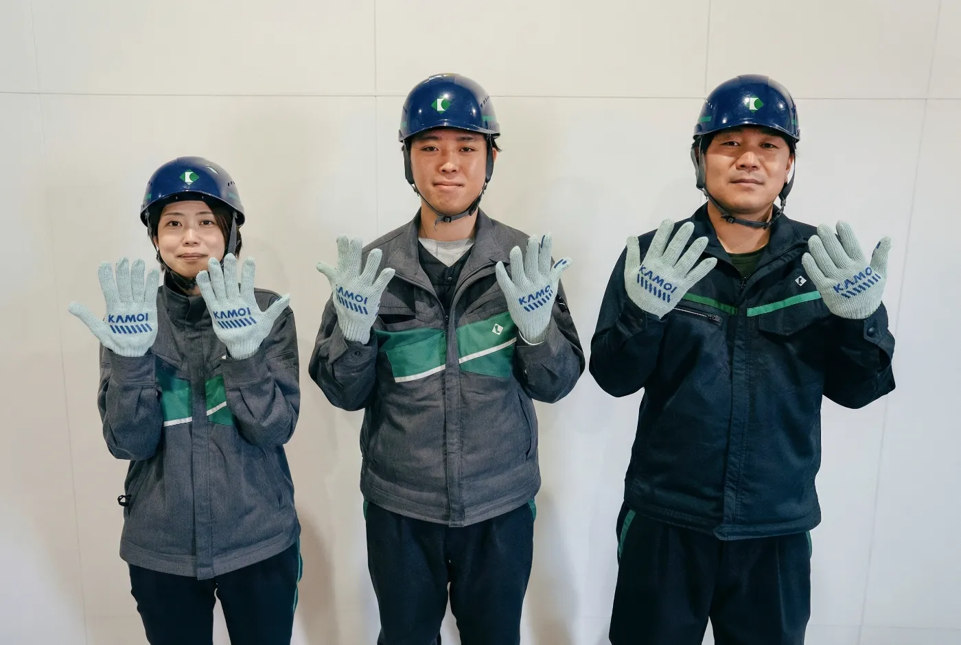 KAMOIロゴ入りのアップサイクル軍手を着用したカモ井加工紙株式会社の社員たち