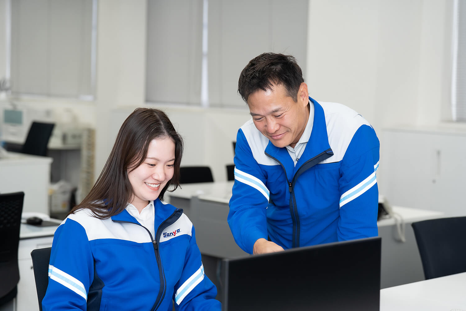 ユニフォームを着用して作業する社員