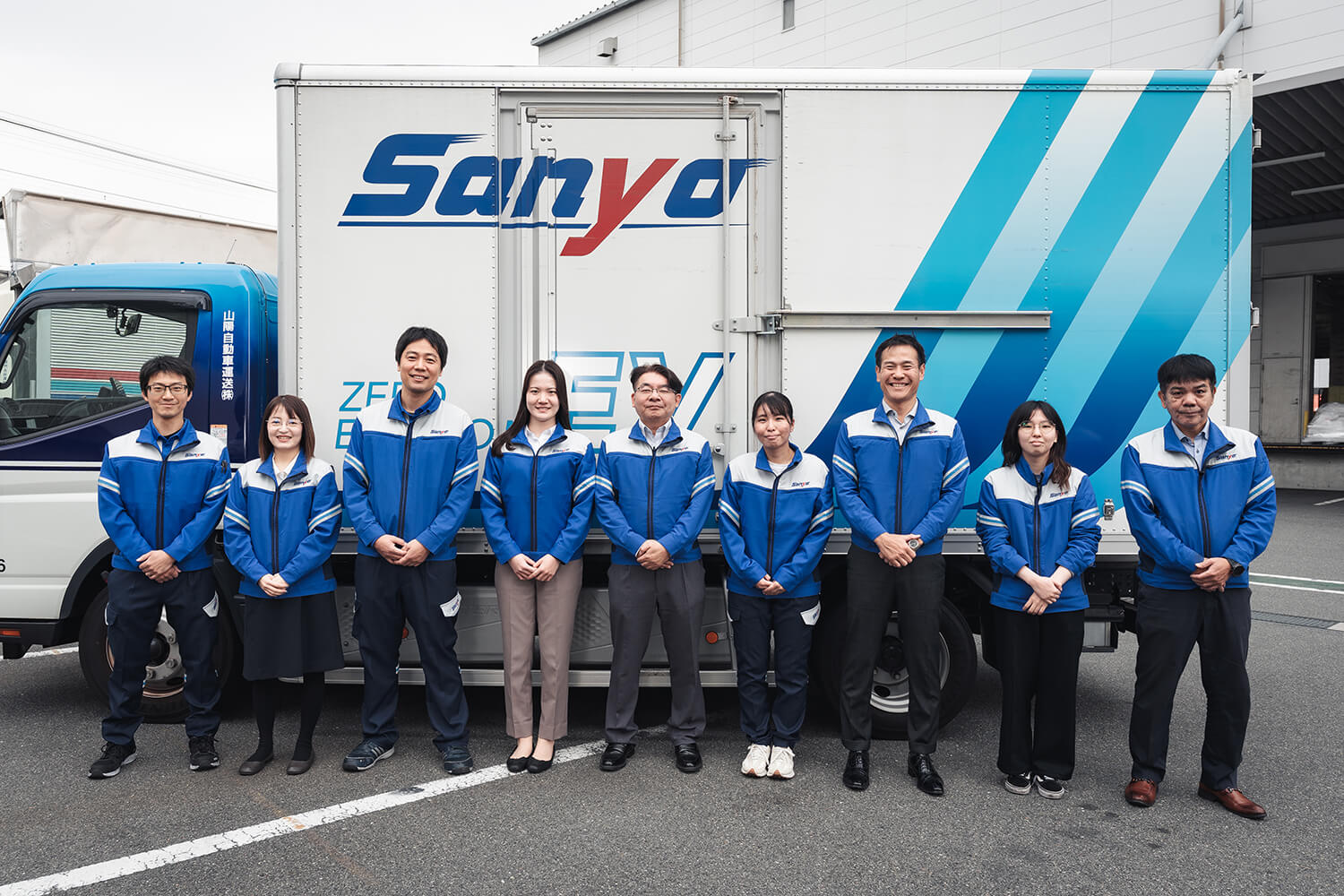 新しいユニフォームを着用した社員たち